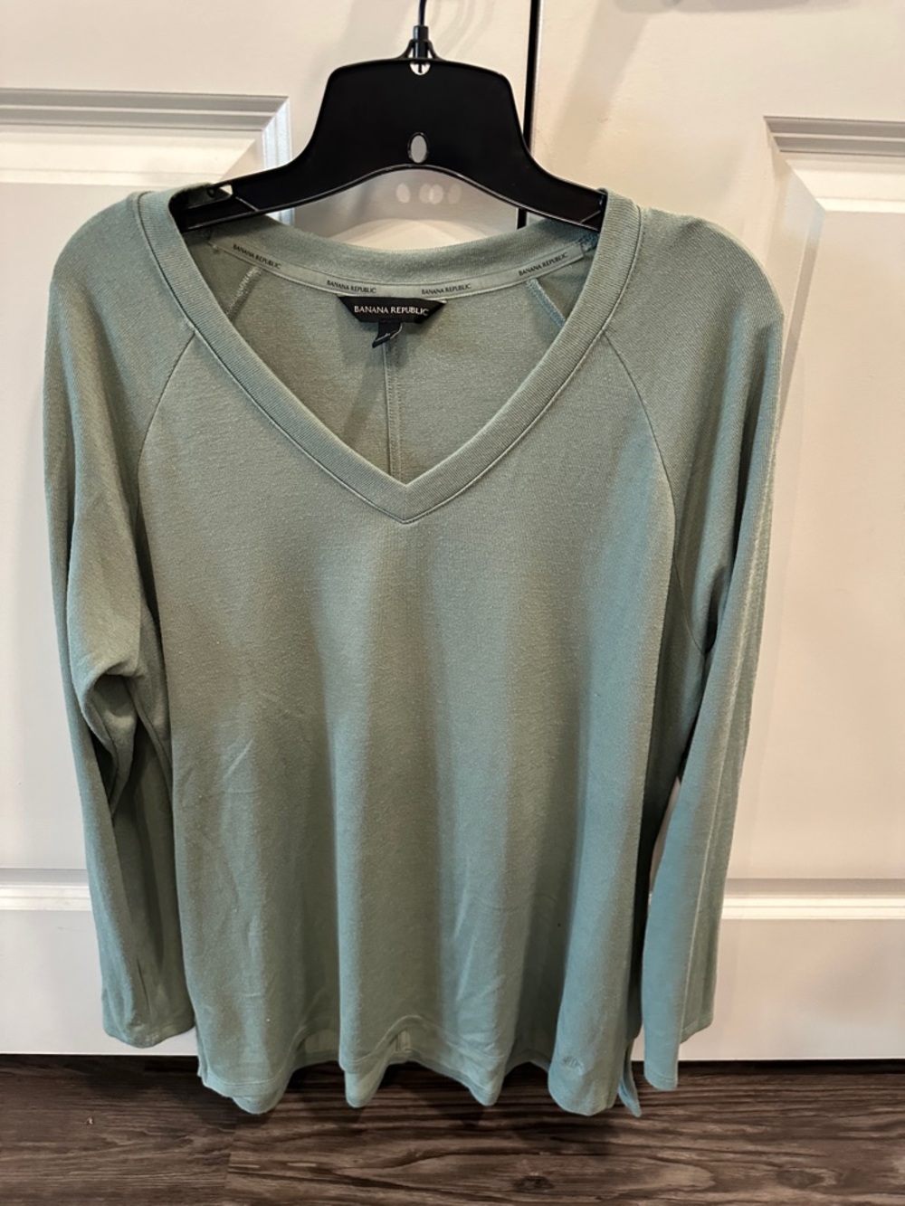 Banana Republic Women's Sage Green V-Neck Long Sleeve Tee